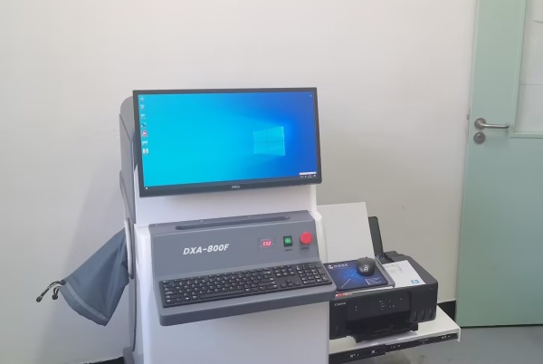 雙能X射線骨密度儀：準確測量骨密度，助力骨質疏松防治，守護骨骼健康